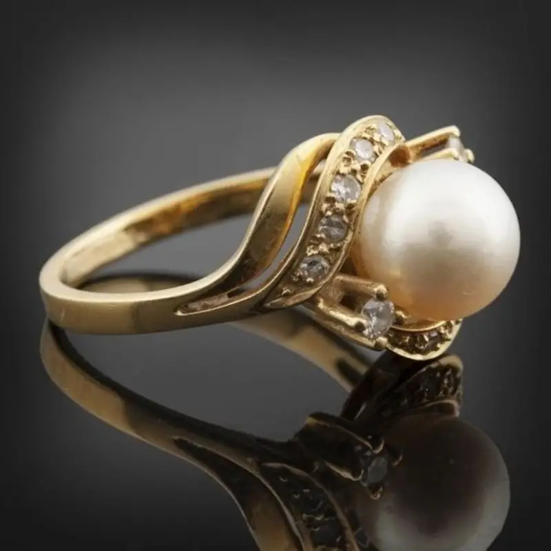 Elegant Ring with Pearl and Brilliant